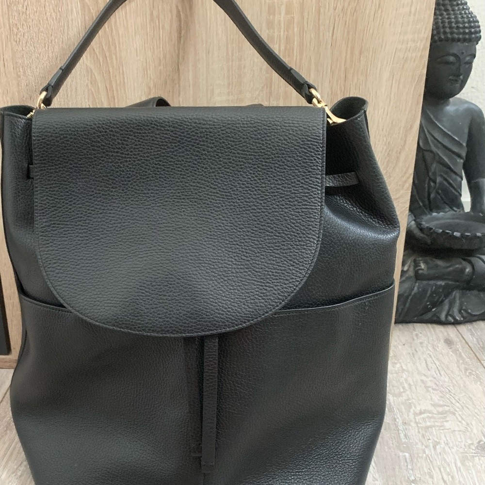 Cuyana Women’s Leather Backpack